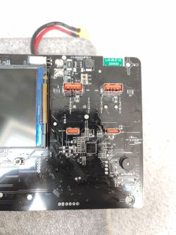 Płyta sterująca z elementami elektronicznymi.
