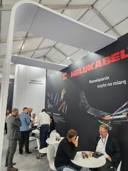 Stoisko HELUKABEL z ekspozycją kabli i rozmowami przy stolikach podczas targów ENERGETAB.