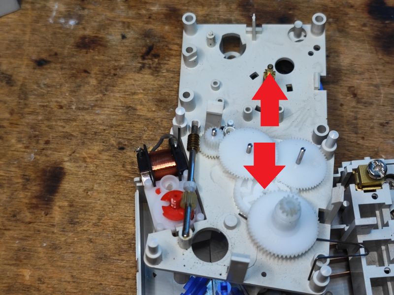 Widok wnętrza mechanicznego programatora czasowego Theben.