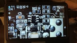 Zbliżenie na układ scalony na płytce PCB z ładowarki z oznaczeniem 63043P 478.