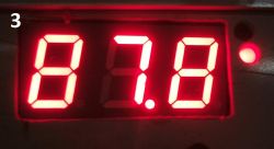 Wyświetlacz cyfrowy pokazujący temperaturę 87,8 stopni z czerwoną diodą.
