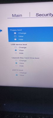 Ekran BIOS z opcjami uruchamiania urządzeń takich jak floppy, USB, dysk twardy i eSATA.