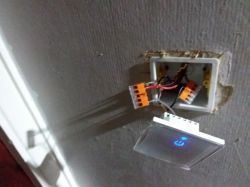 Jak połączyć dotykowe przełączniki schodowe WiFi, by działały w obie strony?