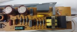 Płytka elektroniczna z kondensatorami, diodami i transformatorem w obudowie statecznika