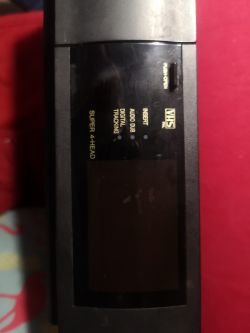 Odtwarzacz VHS z widocznymi przyciskami i wskaźnikami.