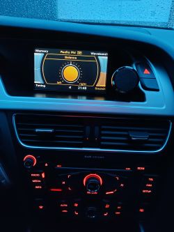 Dysfunkcja głośników w Audi A4 B8 2008 - dźwięk jedynie z małych głośników