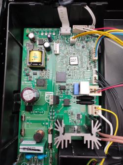 Płyta główna ekspresu Saeco Granaroma SM6582 z komponentami Płyta główna ekspresu Saeco Granaroma z widocznymi komponentami elektronicznymi