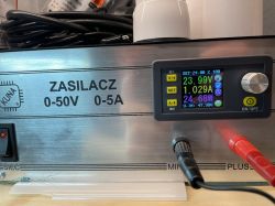 Zasilacz laboratoryjny ustawiony na 24V z wyświetlaczem LCD.