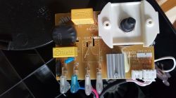 Zdjęcie ukazuje płytkę drukowaną z miksera planetarnego Mozano Kitchen Machine z widocznymi elementami elektronicznymi i przełącznikiem.