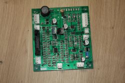 Płytka sterująca MIG-200P CTRL z elementami elektronicznymi na drewnianym tle