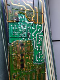 Widok modułu elektronicznego z odsłoniętym układem scalonym i diodami.