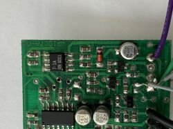 Zbliżenie na zieloną płytkę PCB z układem SMD 7-1A i elementami elektronicznymi