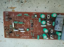 Płyta PCB z wylutowanymi kondensatorami.