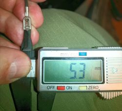 Suwmiarka elektroniczna mierzy szerokość konektora na czarnym przewodzie; odczyt 5,3 mm.