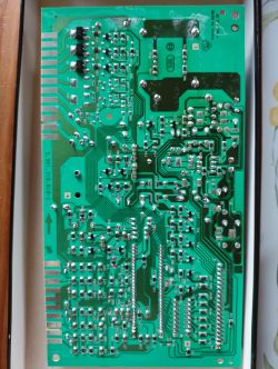 Zbliżenie na zieloną płytkę drukowaną z wieloma ścieżkami przewodzącymi i komponentami elektronicznymi.