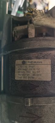 Zdjęcie silnika elektrycznego z tabliczką znamionową FHP-Motors.