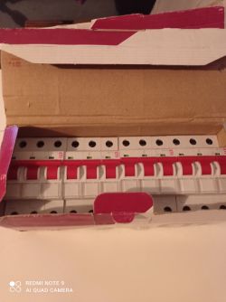 Otwarte pudełko z wyłącznikami różnicowoprądowymi Schelinger.