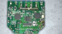 Sterownik do rolet Shelly 2,5 na jasnym tle, ukazujący szczegóły elektroniki.