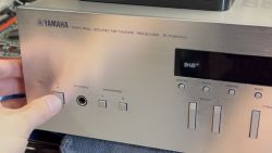 Przedni panel amplitunera Yamaha R-N303D z migającą pomarańczową diodą zasilania