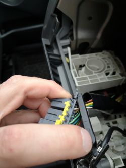 Wymiana radia w Suzuki Ignis - jak poprawnie podłączyć kable do nowego urządzenia z Aliexpress?