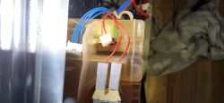 Zbliżenie na złączki elektryczne i przewody zmywarki Electrolux ESL