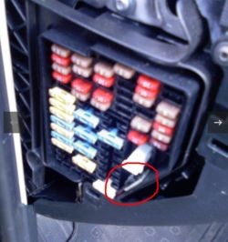 Skoda Octavia 2FL - Działanie nieznanego przycisku przy bezpiecznikach, wpływ na rozruch silnika