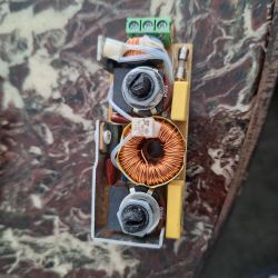 Widok bliska uszkodzonego ściemniacza HY-3360A1 z elementami elektronicznymi.