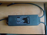 Jak podłączyć neon gazowy? Transformator 230V-1000V, brak oznaczeń
