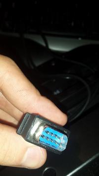 Logitech G27 - Czy lekko wygięta osłona wtyczki może powodować zwarcie?