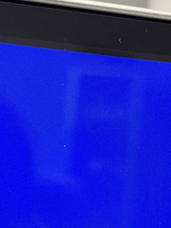 Piksel na niebieskim ekranie monitora Samsung Odyssey OLED G9.