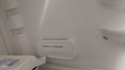 Wnętrze lodówki z modułem „FreshControlSensor” na tylnej ściance i kroplami skroplin.