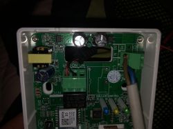 Zbliżenie na płytkę drukowaną z różnymi złączami i komponentami elektronicznymi.