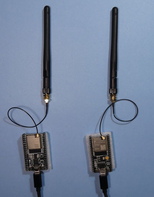 Zwei ESP32-Module mit angeschlossenen Rundstrahlantennen.