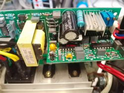 Zbliżenie na płytkę z układem UC3846N w spawarce inwerterowej