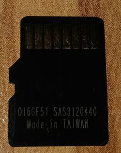Czarna karta microSDHC z kodem 0166F51 i napisem Made in TAIWAN