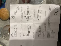 Instrukcja montażu końcówki kabla sieciowego na białej kartce.