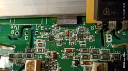 Zbliżenie na płytkę PCB z uszkodzonym tranzystorem IGBT H30PR5 i układami SMD