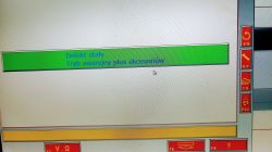 Ekran diagnostyczny samochodu pokazujący komunikat: 