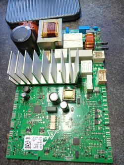 Zbliżenie na kompletną płytkę drukowaną z podzespołami elektronicznymi