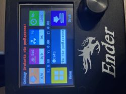 Ekran drukarki Ender 3 z komunikatem „drukarka nie podłączona”