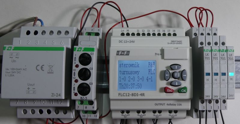 Sterownik programowalny F&amp;F na szynie DIN z modułami wejść, wyjść i zasilaczem.