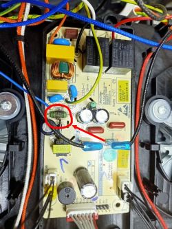 Zbliżenie na płytkę elektroniczną z zaznaczonym uszkodzonym komponentem.