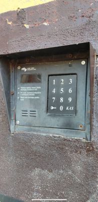 Panel domofonu cyfrowego Proel KDC 1803 z klawiaturą numeryczną na ścianie.