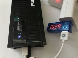 Powerbank Fumo Pro z podłączonym watomierzem USB i prądem ładowania 1.029 A