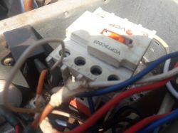 Zbliżenie na stycznik elektryczny z widocznymi przewodami.