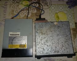 Zmodernizowany napęd CD-ROM Lite-On z okablowaniem na stole warsztatowym.