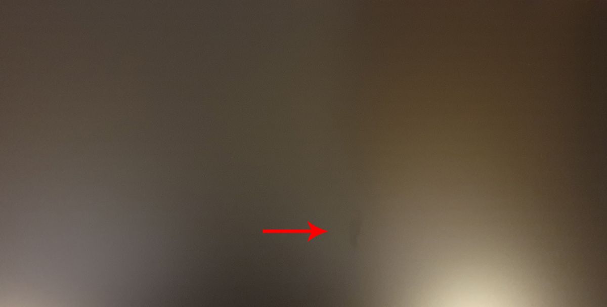 AOC/24V2W1G5 - Plama, odbarwienie na wyłączonym ekranie.