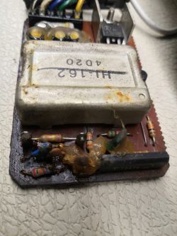 Identyfikacja niebieskiego elementu w schemacie modułu zapłonowego AKBZ27 Honda VF 500