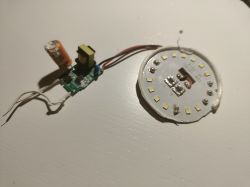 Elementy układu żarówki LED E27 Elementy układu żarówki LED E27 na białym tle.