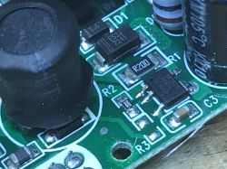 Zbliżenie na płytę PCB z widocznymi elementami elektronicznymi, w tym oznaczenia BP2525 i R200.